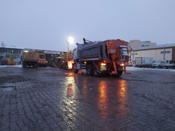 Nevşehir Belediyesi karla mücadele için araç filosunu güçlendiriyor