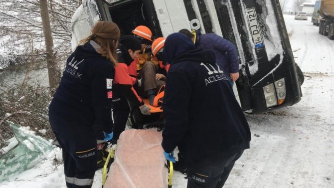 Bolu’da, buzlanma nedeniyle devrilen kamyonun sürücüsü yaralandı