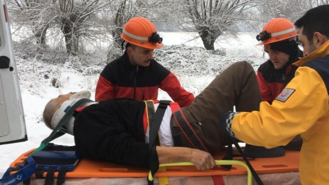 Bolu’da, buzlanma nedeniyle devrilen kamyonun sürücüsü yaralandı