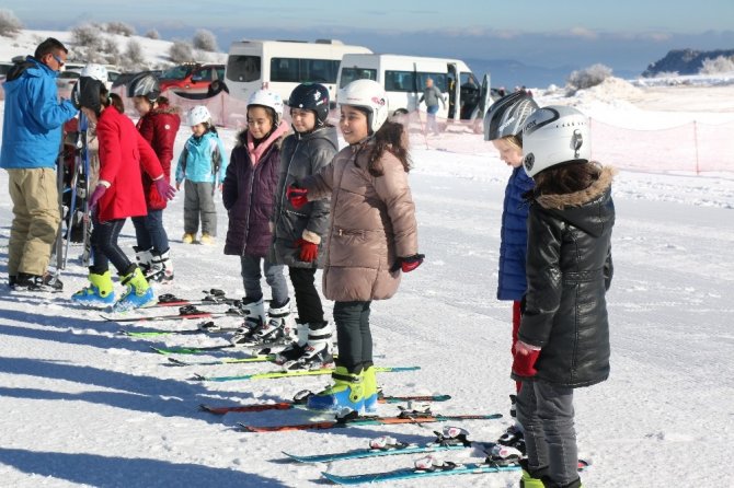 ’Antrenörüm Okulda’ projesi ile öğrenciler ücretsiz olarak kayak öğreniyor