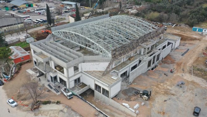Darıca’nın dev spor salonunda çelik çatı tamamlanıyor