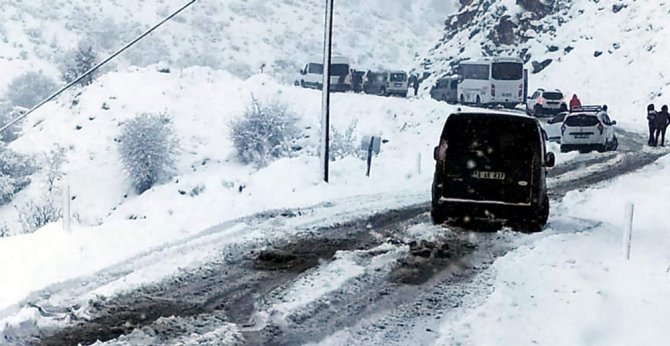 Siirt’te karda mahsur kalan 15 araç kurtarıldı