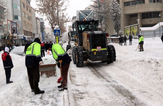 Van Büyükşehir Belediyesinden yoğur kar mesaisi