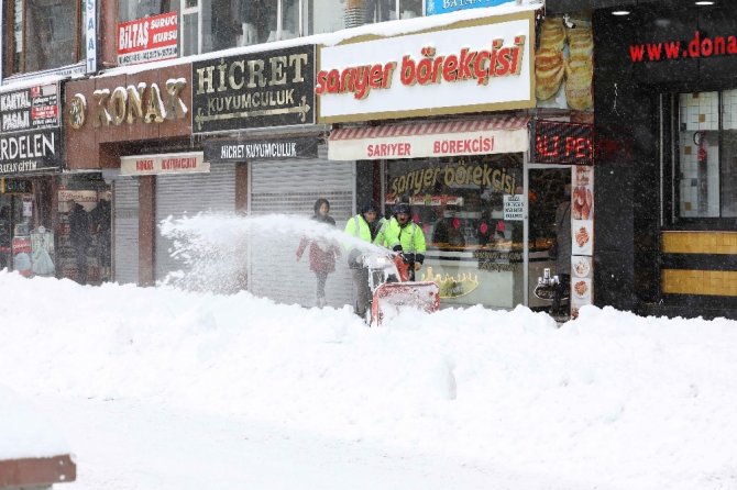 İpekyolu Belediyesinden kar temizleme ve yol açma çalışması
