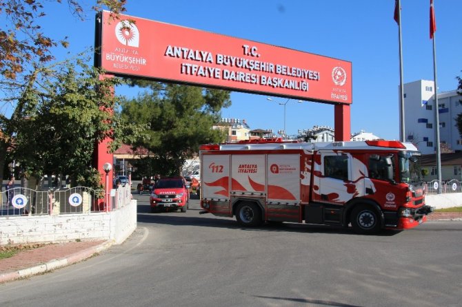 Antalya’dan deprem bölgesine arama kurtarma ekibi ve yardım tırı