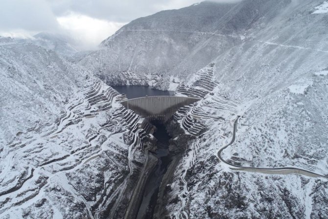 Deriner Barajı’nın etkileyici kış görünümü