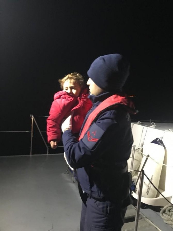 Enez’de bot içerisindeki 14 düzensiz göçmen yakalandı