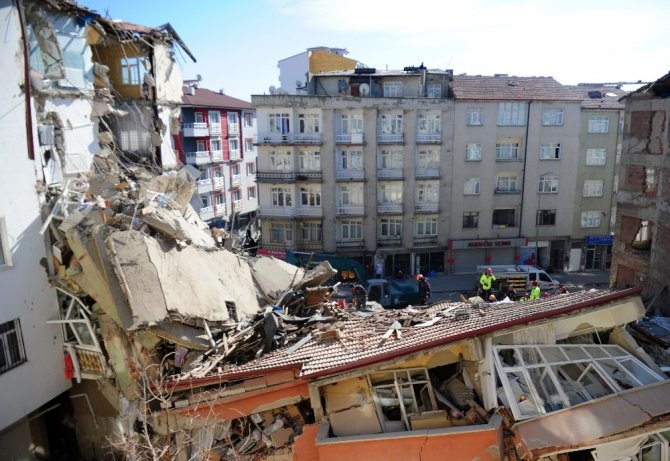 Çöken binanın çevresindeki binalarda büyük hasar meydana geldi