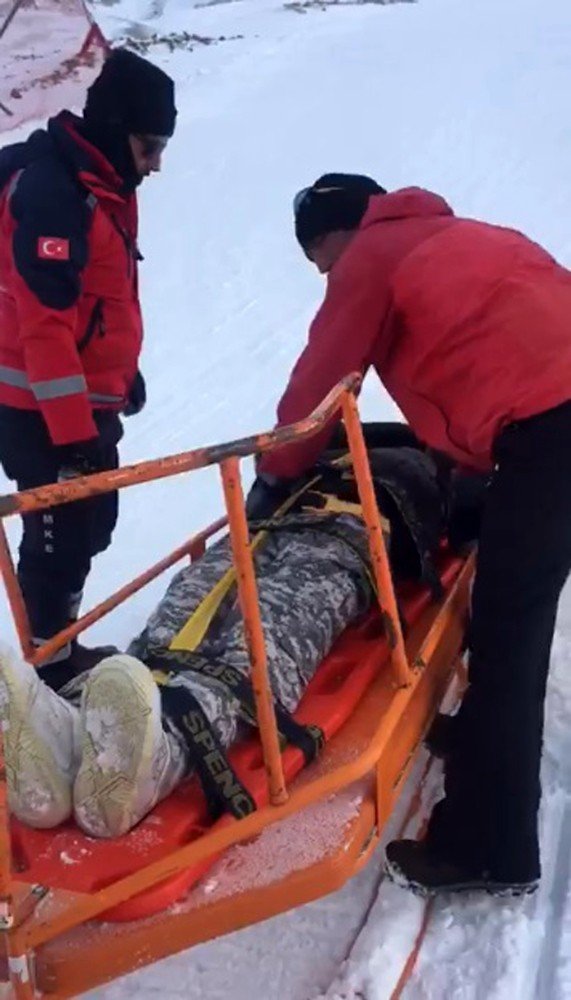 Düşerek yaralanan kayakçı hastaneye kaldırıldı