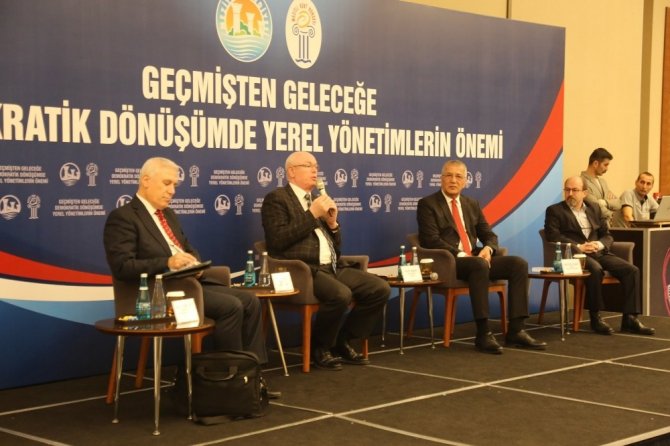 Başkan Kurt, Mezitli Belediyesi tarafından düzenlenen panelde konuştu