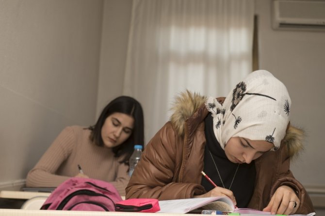 Mersin Büyükşehir Belediyesi, 4 bin 200 öğrenciye ücretsiz kurs hizmeti veriyor