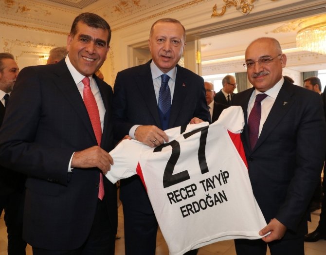 Cumhurbaşkanı Erdoğan’a 27 numaralı Gaziantep FK forması