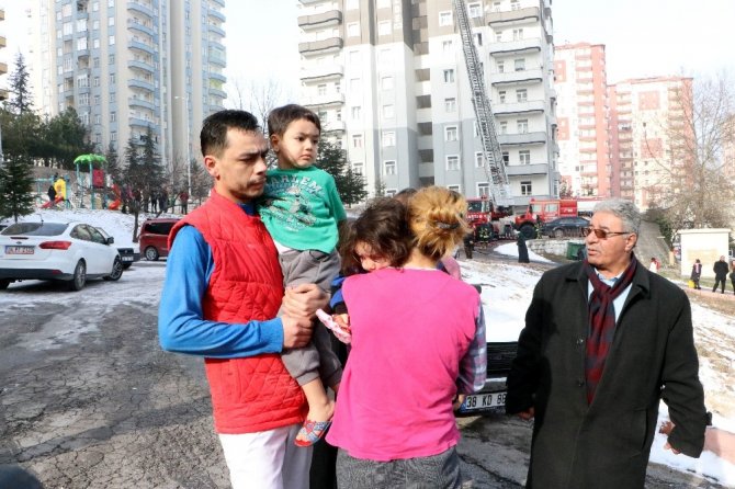 Kayseri’de yangından kurtulan 2 kardeş etrafı seyretti
