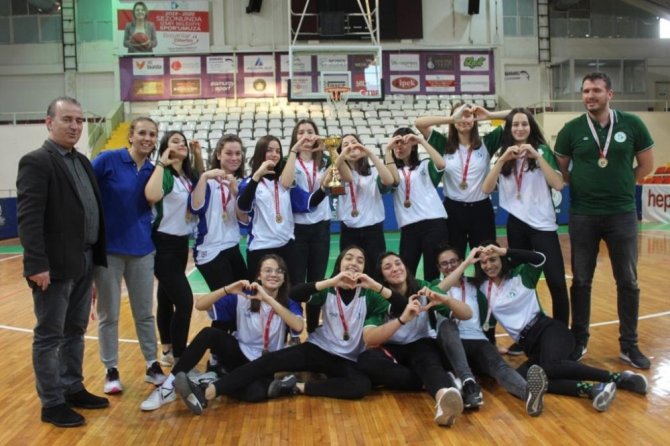 İzmit Belediyespor U-16 Kadın Basketbol Takımı şampiyon oldu