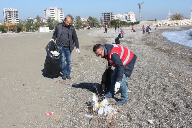 Kızılay gönüllüleri sahili plastik atıklardan temizledi