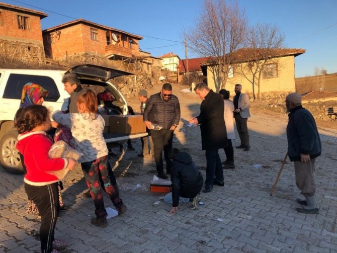 OSDEF’den köy çocuklarına mont ve bot yardımı