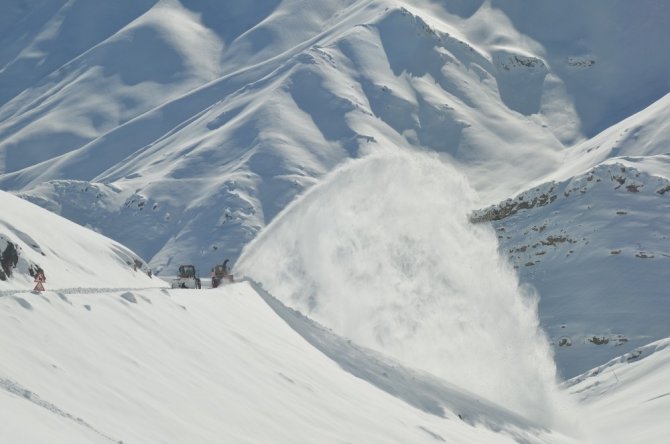 Şırnak’ta karlı yollarda çalışma yapan ekipler havadan görüntülendi