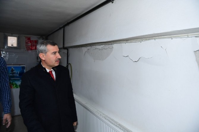Başkan Çınar, depremde hasar gören ev ve iş yerlerini inceledi