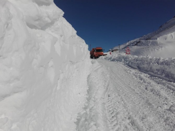 Kardan kapanan yollar ulaşıma açılıyor
