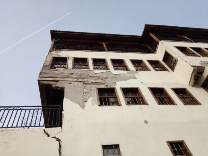 Arapgir’de 500’e yakın bina depremden zarar gördü