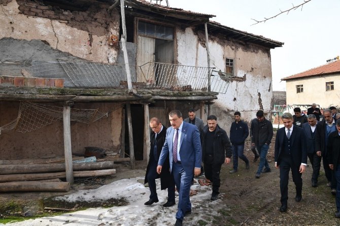 Vali Baruş ve Başkan Gürkan depremde hasar gören yerleri gezdiler