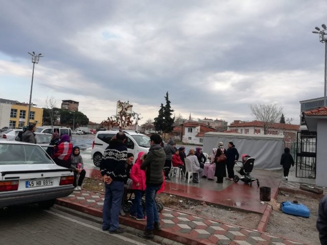 Akhisarlılar acil toplanma alanlarına akın ediyor