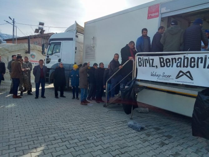 Mersin Büyükşehir Belediyesi ekipleri, depremin yaralarını sarıyor