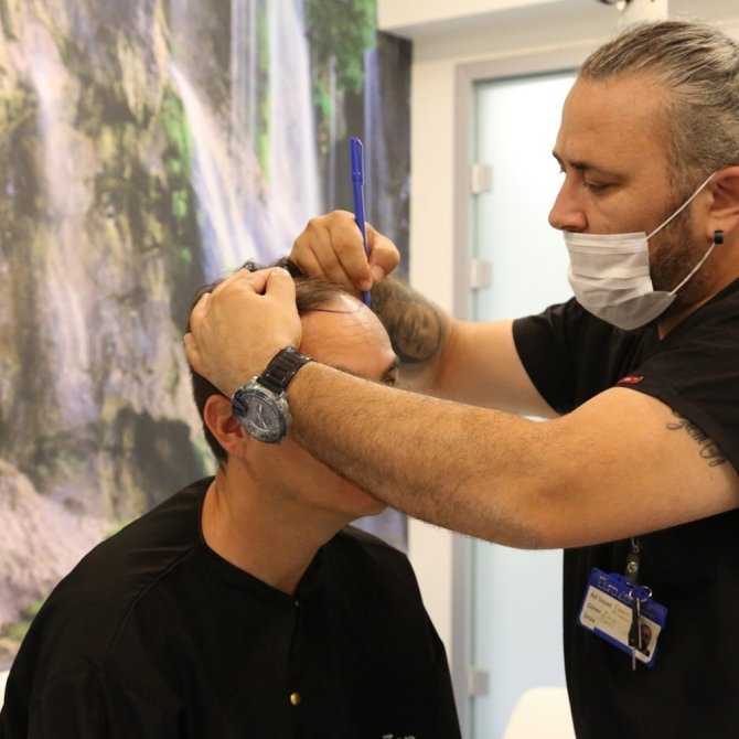 DoctorZen Medikal Direktörü Zengin, saç ekiminde ‘Fiber Fue’ yöntemini anlattı