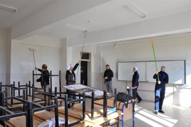 Cizre’de gönüllüler okulların bakım ve onarımını gerçekleştiriyor