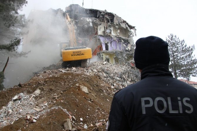 Depremde ağır hasar gören Sivrice İlçe Emniyet Müdürlüğü binası yıkılıyor