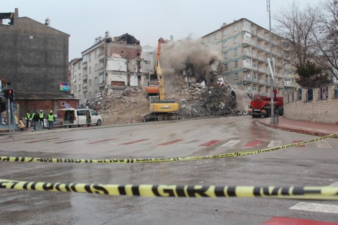 Depremde ağır hasar gören binaların yıkımı devam ediyor