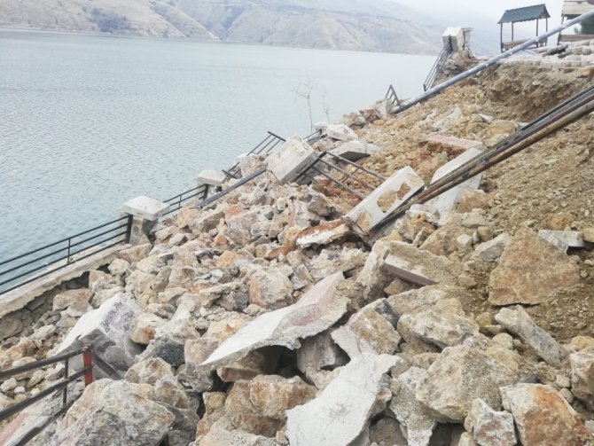 Deprem feribot iskelesini yıktı