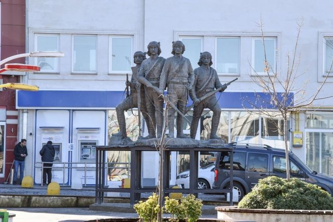 Giresun’daki anıt tartışması ’Osman Ağa ve arkadaşları’ heykeli ile son buldu