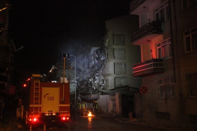 Depremde hasar gören 2 binanın daha yıkımı gerçekleştiriliyor