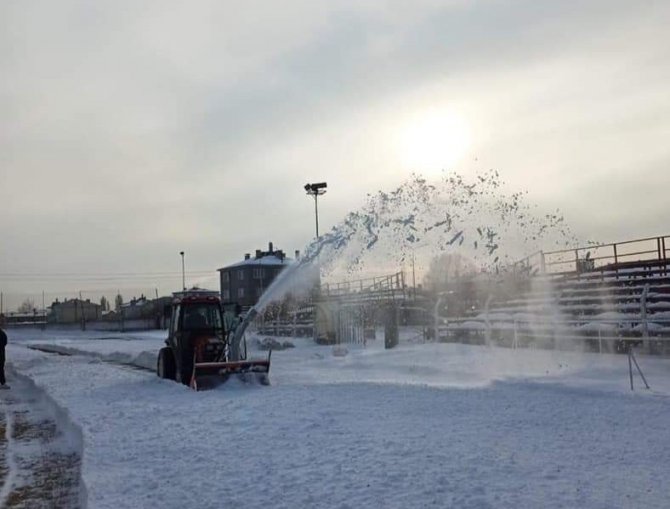 Eksi 10 derecede futbol sahasında kar temizleme çalışması
