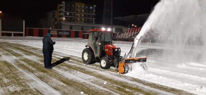 Eksi 10 derecede futbol sahasında kar temizleme çalışması
