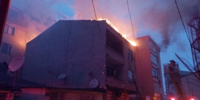 Küçükçekmece’de 3 katlı binada korkutan çatı yangını