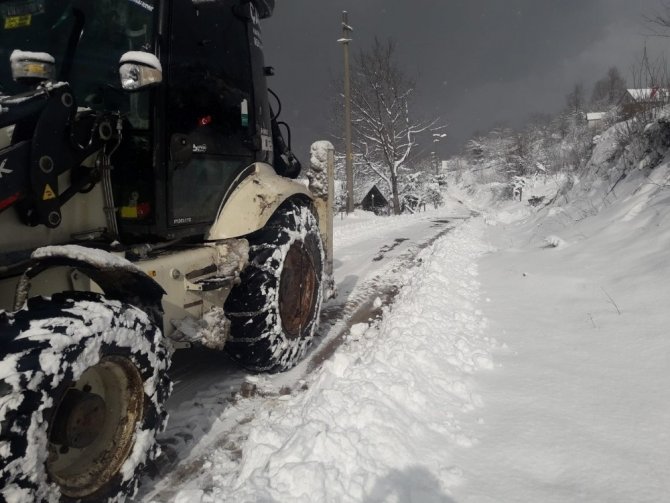 Başiskele Belediyesi ekipleri karla mücadele ediyor