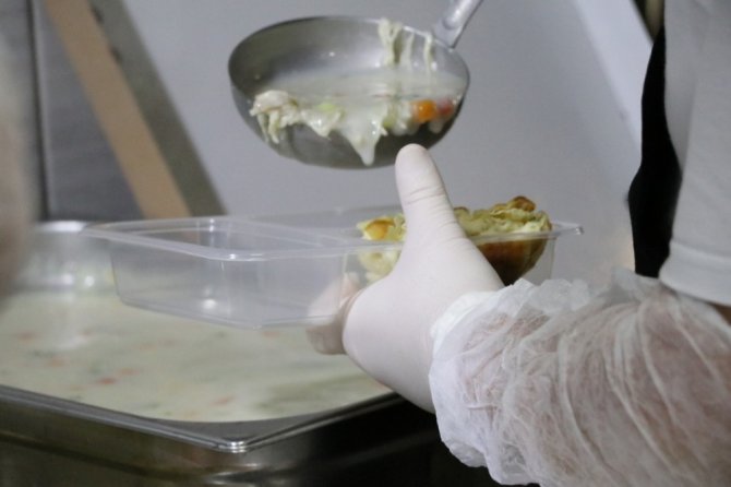Beykoz’da soğuk kış günlerinde ihtiyaç sahiplerine yemek dağıtılıyor