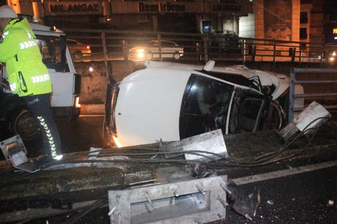 Beyoğlu Unkapanı Köprüsü girişinde araç takla attı: 3 yaralı
