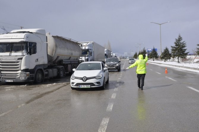 Konya - Antalya Karayolunda trafiğe tipi ve don engeli