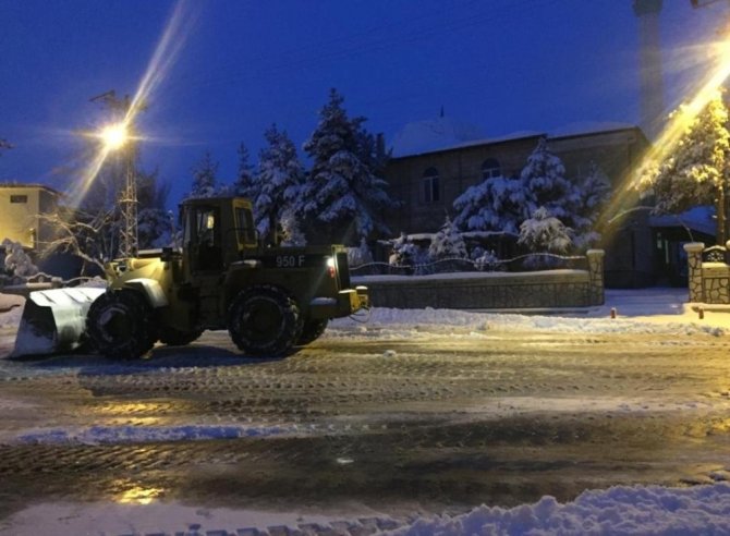 Nevşehir’de tüm mahallelerde karla mücadele çalışmaları sürüyor