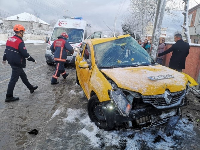 Kontrolü kaybeden ticari taksi direğe çarptı: 4 yaralı