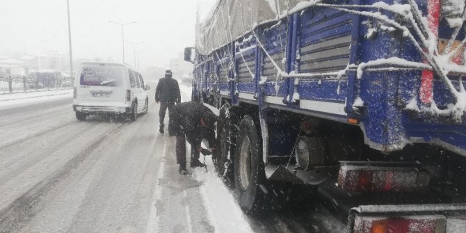 Bafra’da kar yağışı hayatı olumsuz etkiledi