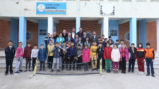 Teniste başarı sağlayan cevizli köyü öğrencilerine destek