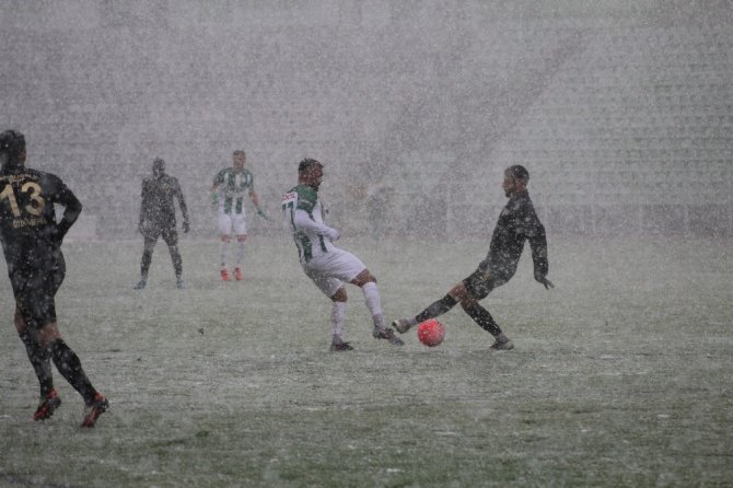Giresunspor- İstanbulspor maçı kar yağışı nedeniyle yarıda kaldı