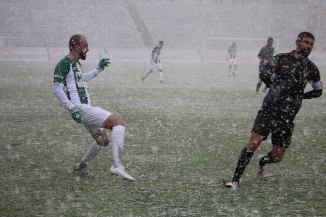 Giresunspor- İstanbulspor maçı kar yağışı nedeniyle yarıda kaldı