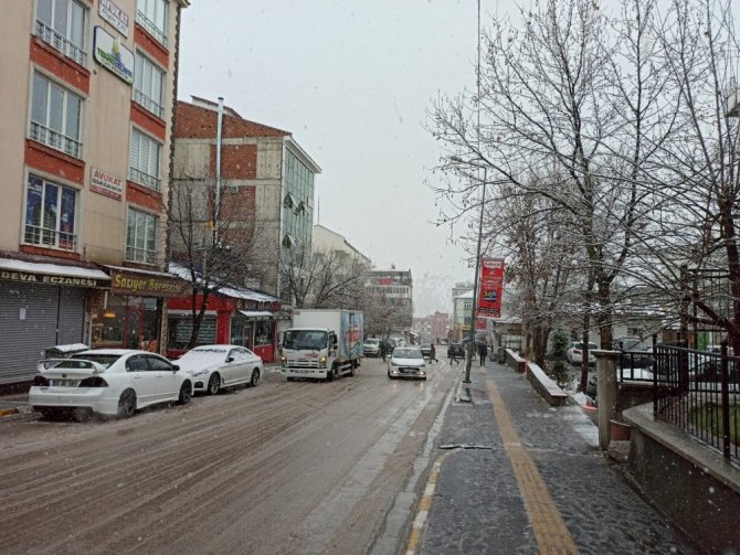 Tunceli’de kar yağışı etkisini sürdürüyor, 176 köy yolu ulaşıma kapandı
