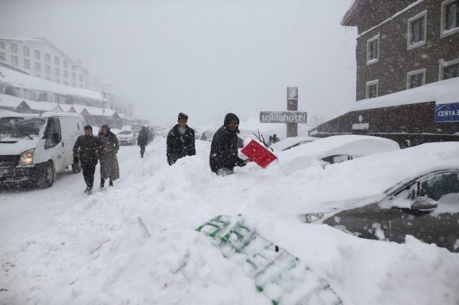 Uludağ’da tatilcilere kar ve fırtına şoku