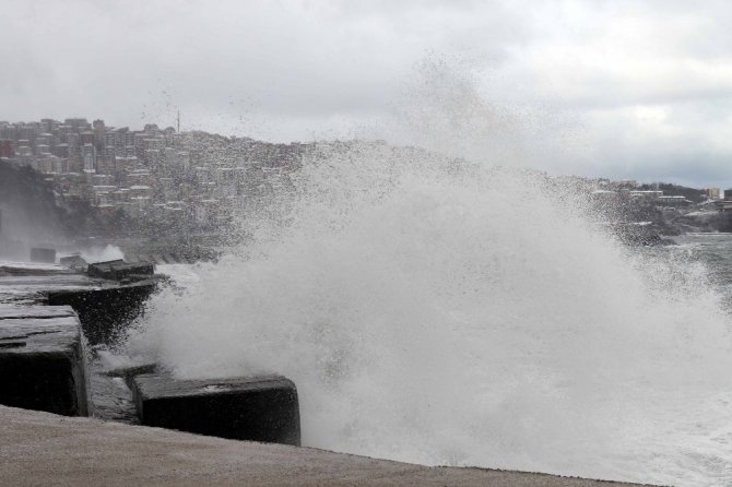 Zonguldak’ta dev dalgalar 7 metrelik istinat duvarını aştı